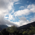 Wolken und harte Kontraste der Bergflanken